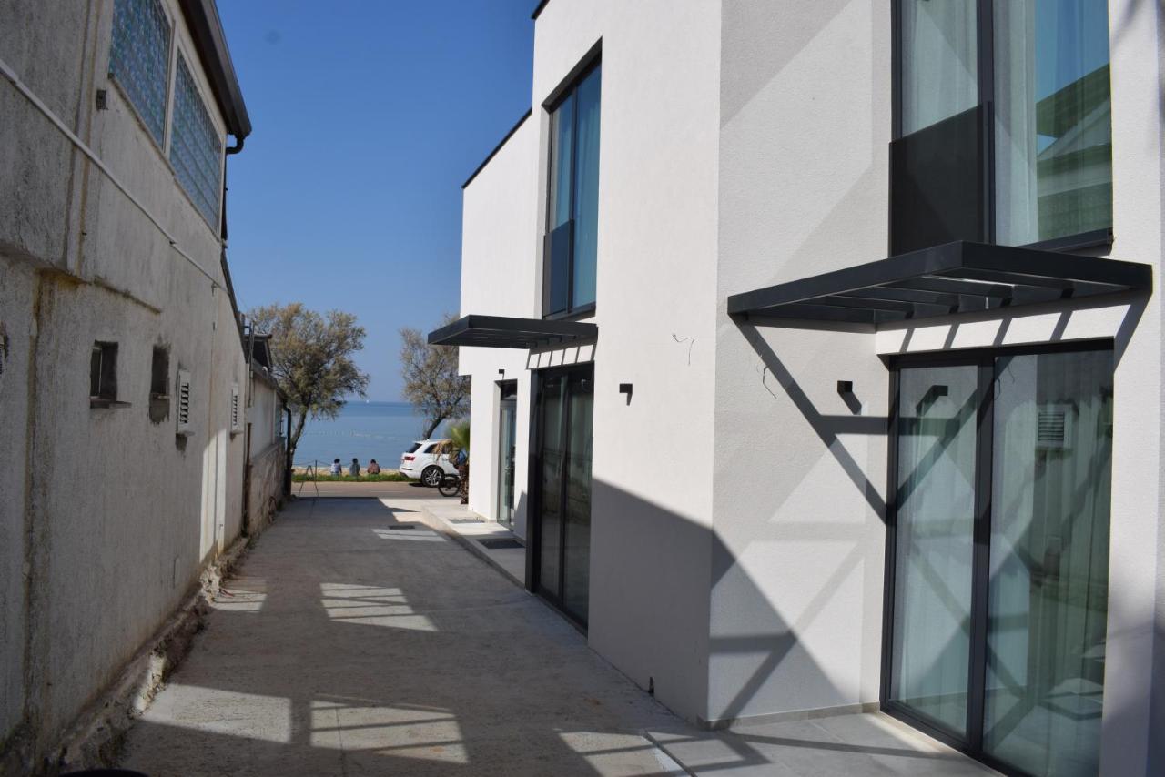 Maresole Beachfront Residence ポレッチ エクステリア 写真